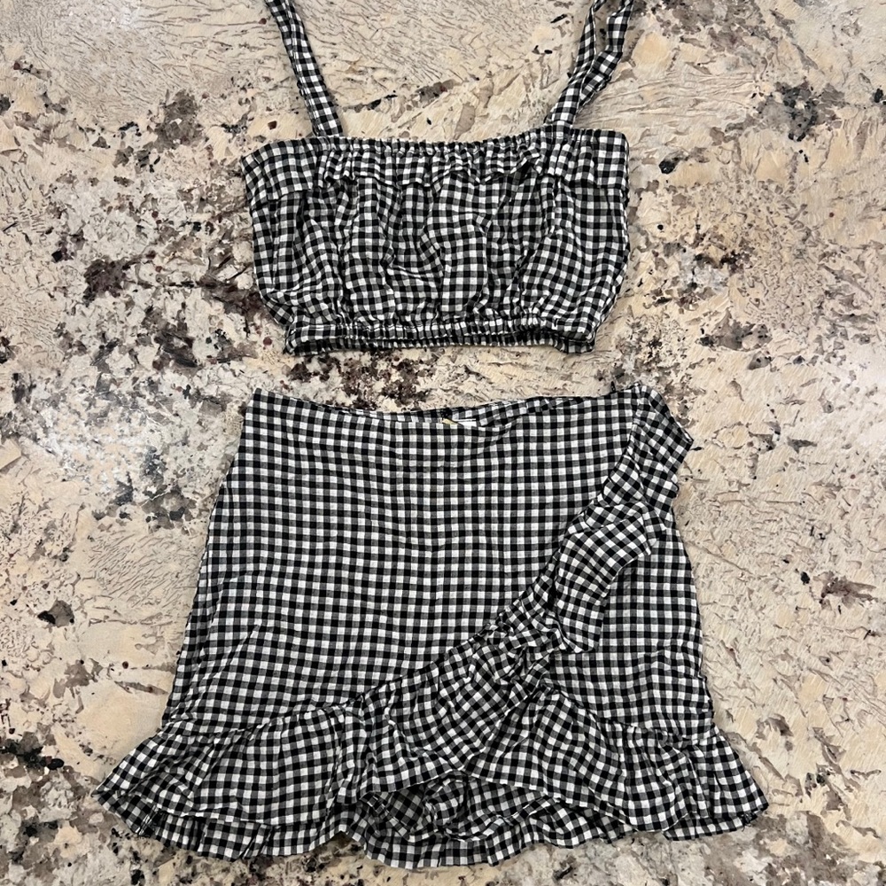 H&M DIVIDED Black and White Mini Wrap Skirt with Ruffled Detail for Casual Wear